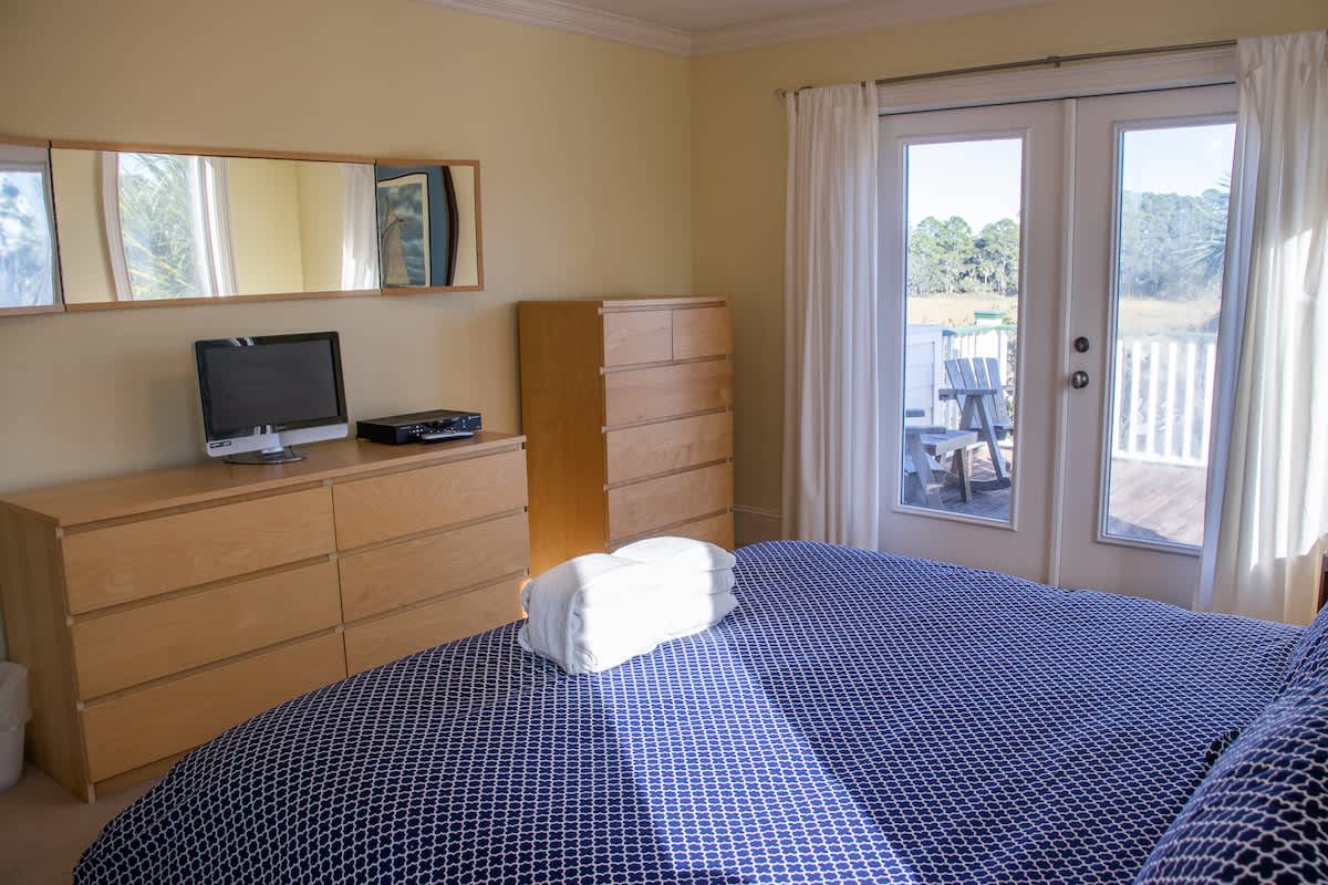 2nd Level Primary with King Bed, Deck Access and En Suite Full Bath