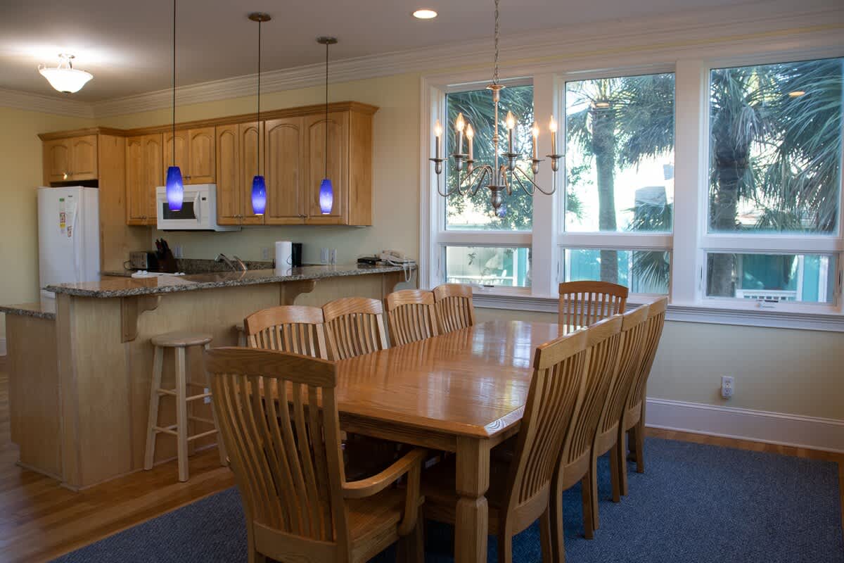 10 Seat Dining Area with Island Bar to Kitchen