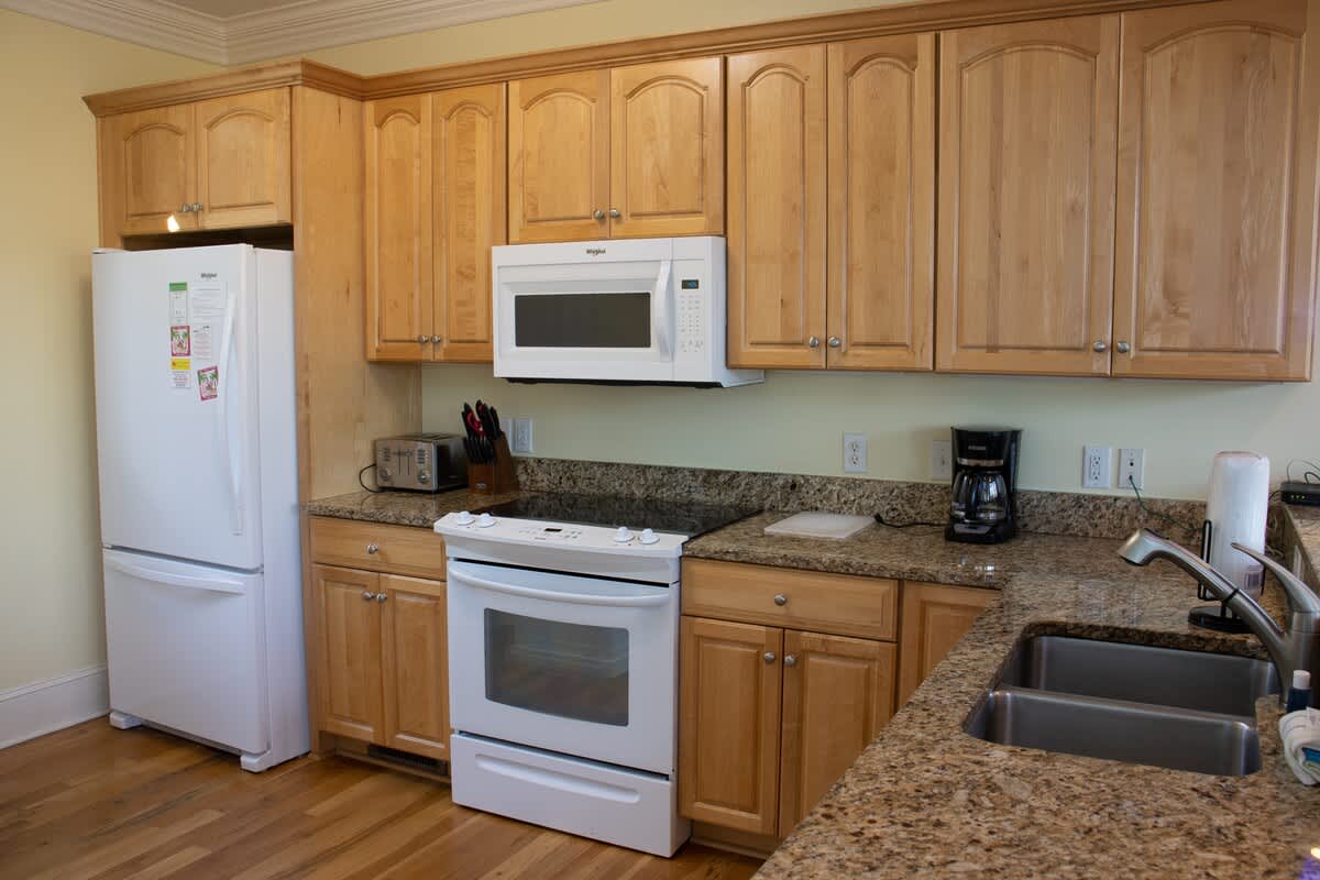 Kitchen, 3 Seat Island Bar with Basement Access