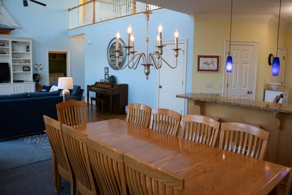 10 Seat Dining Area with Island Bar to Kitchen