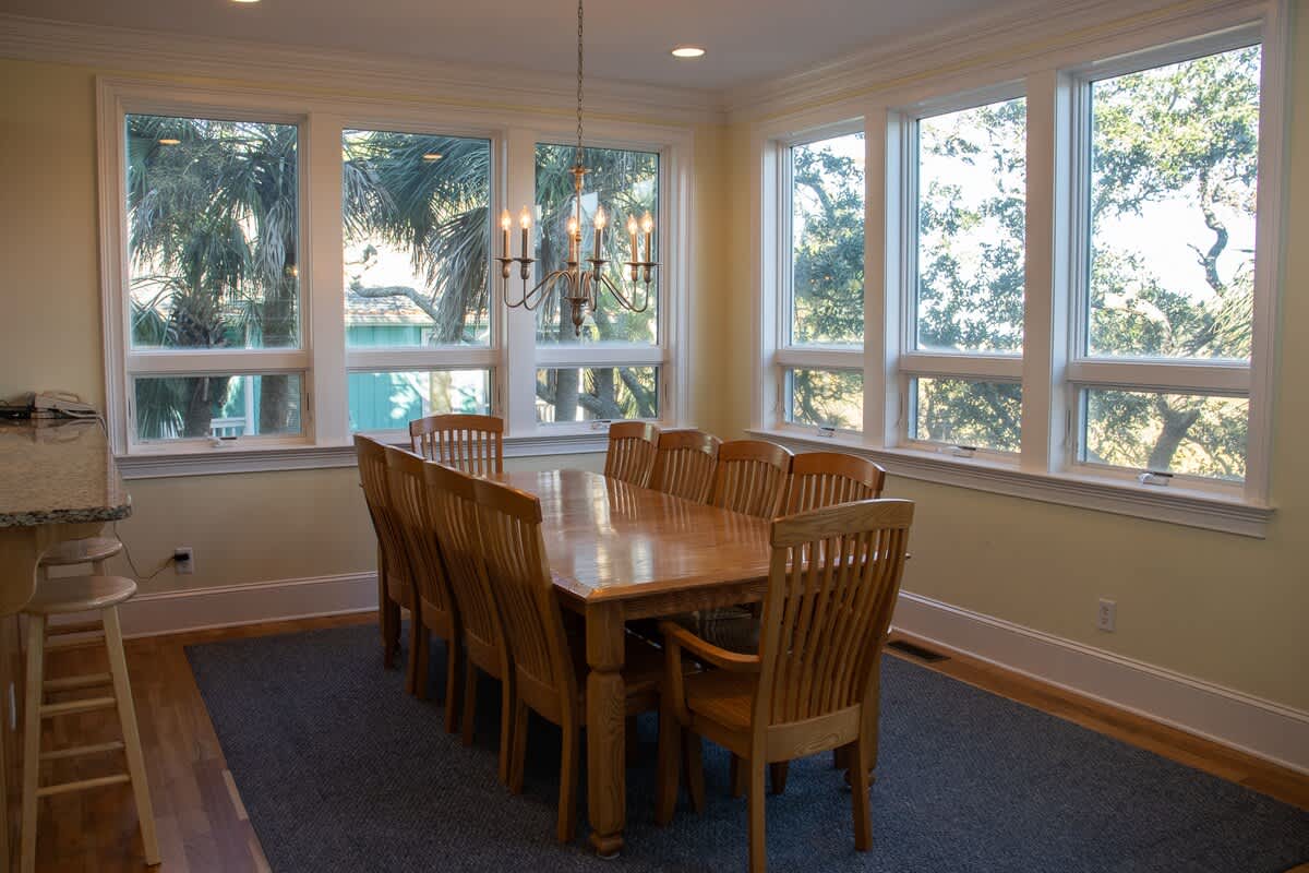 10 Seat Dining Area with Island Bar to Kitchen