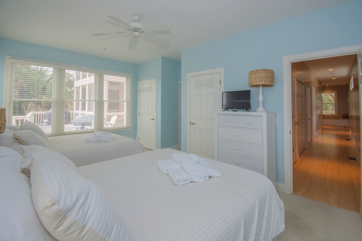2 Queen Beds with Jack - and - Jill En-suite 