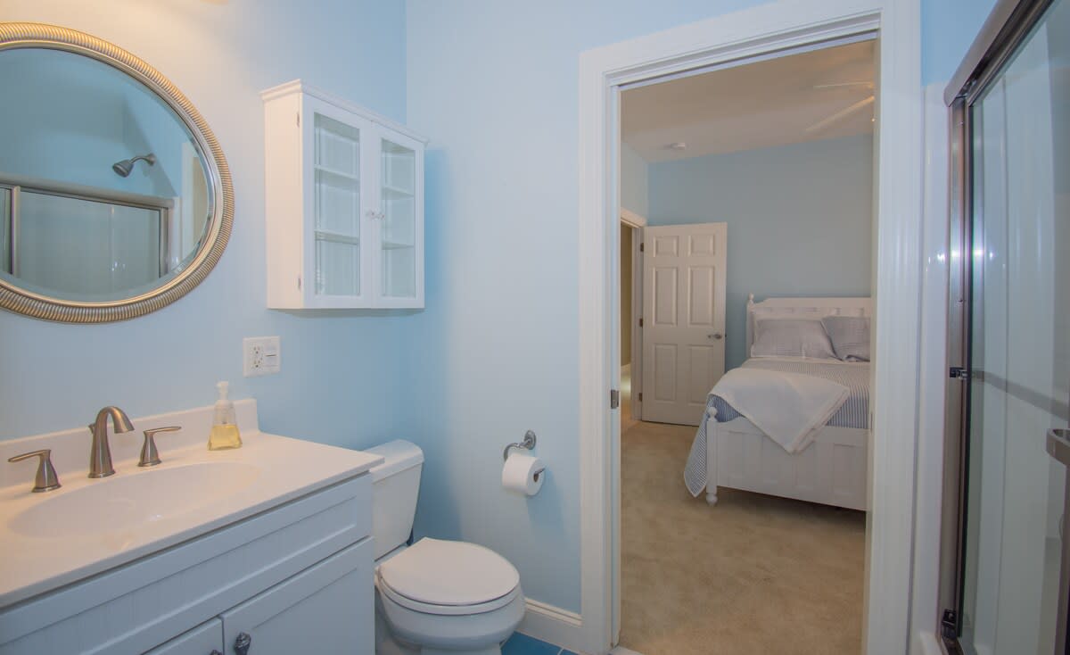 Full Bathroom En-Suite with Hall Access