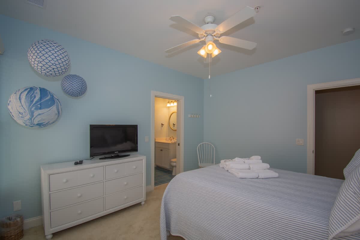 Queen Bed with Full Bathroom En-Suite with Hall Access