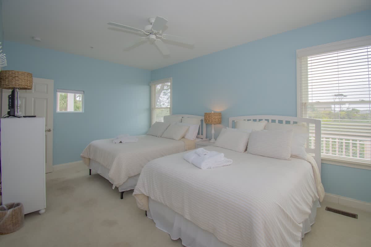 2 Queen Beds with Jack - and - Jill En-suite 