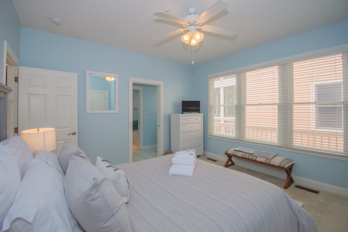 1 Queen Bed with Jack - and - Jill En-suite 