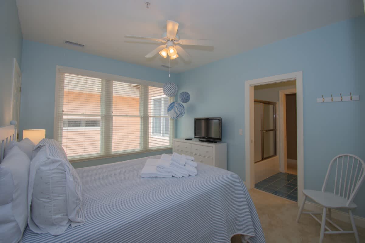 Queen Bed with Full Bathroom En-Suite with Hall Access