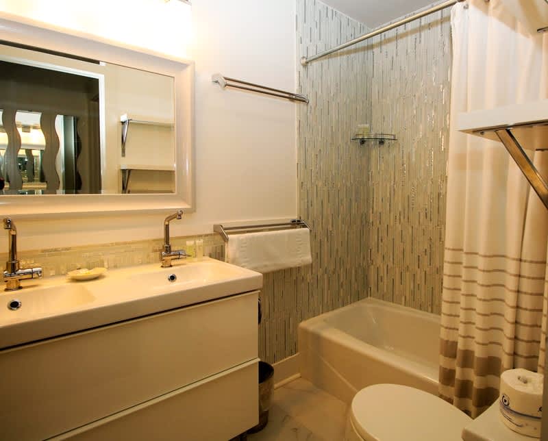 Full Bathroom in Hallway