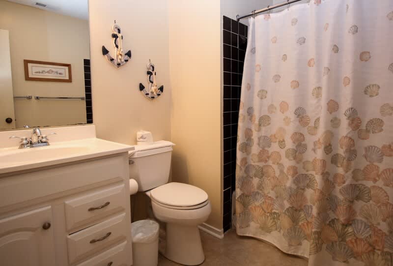 2nd Floor En Suite Bath