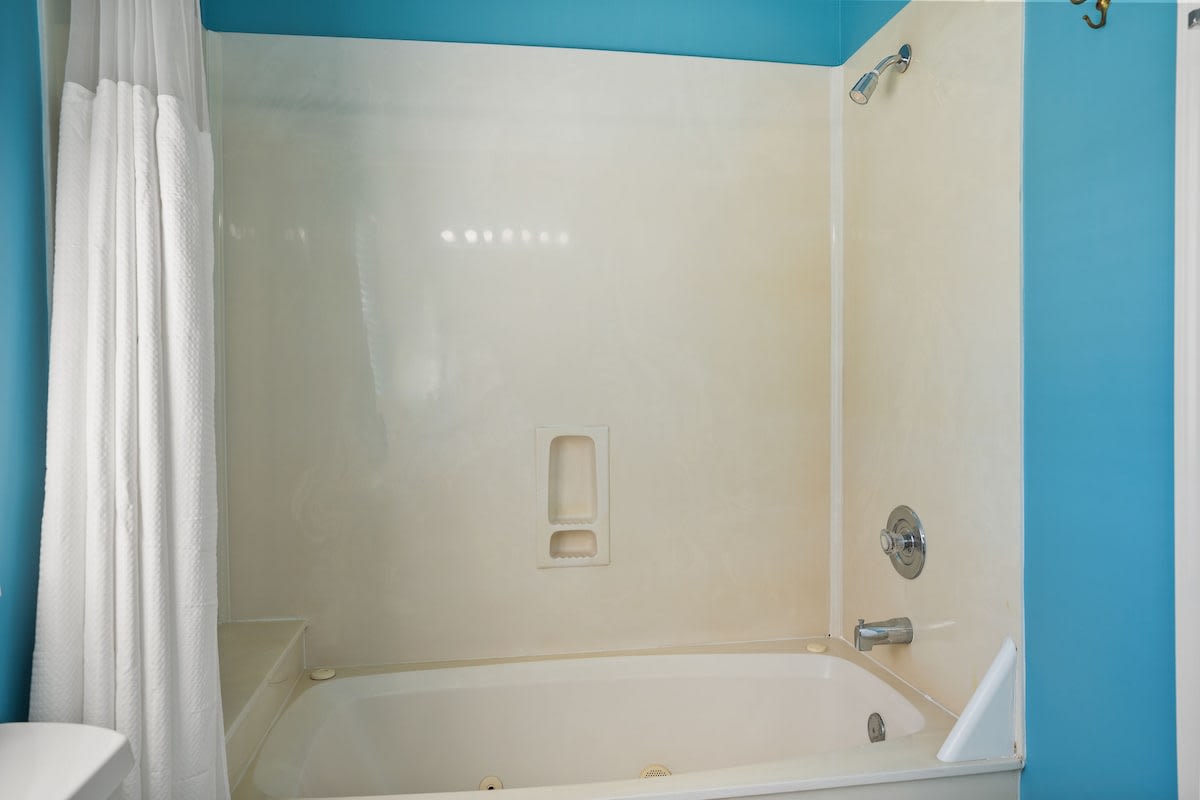 Primary En Suite Bathroom with Jacuzzi Tub