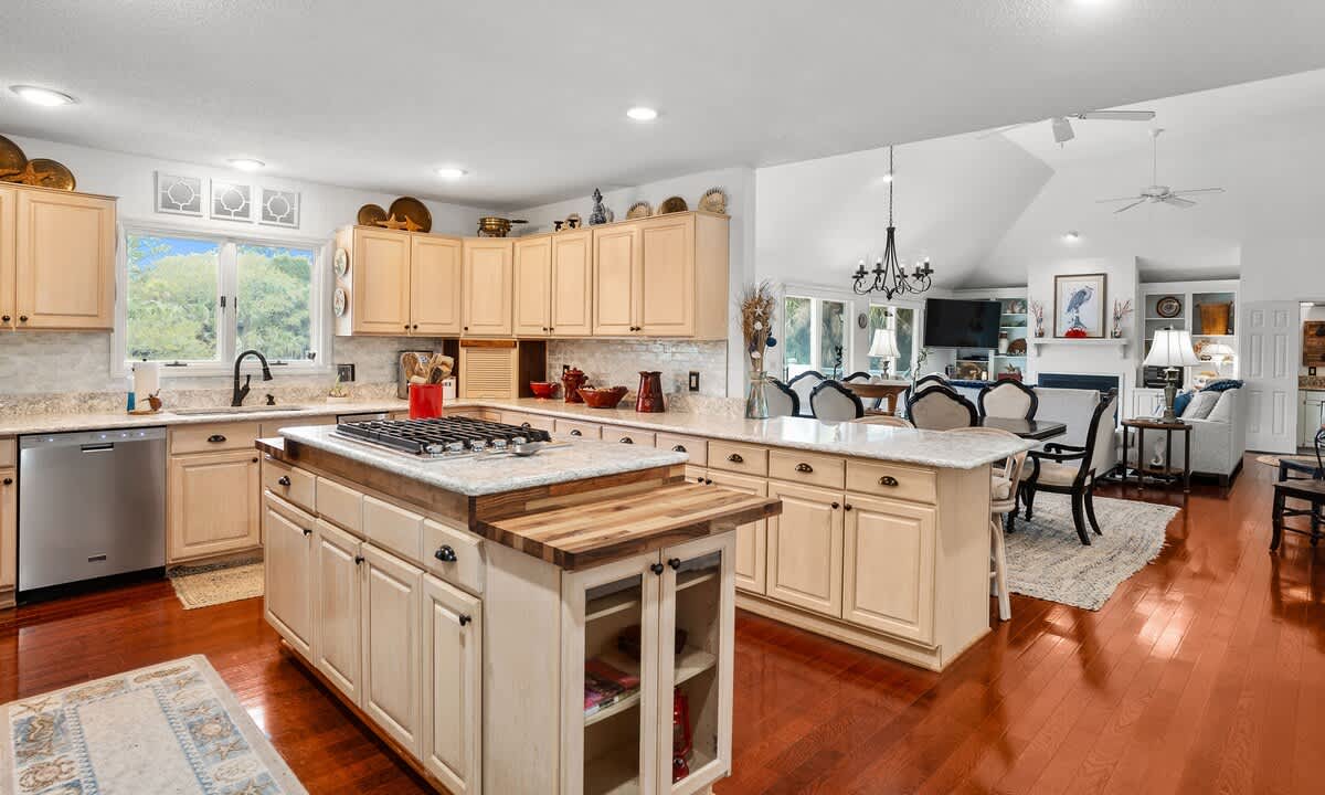 Kitchen/Dining Area