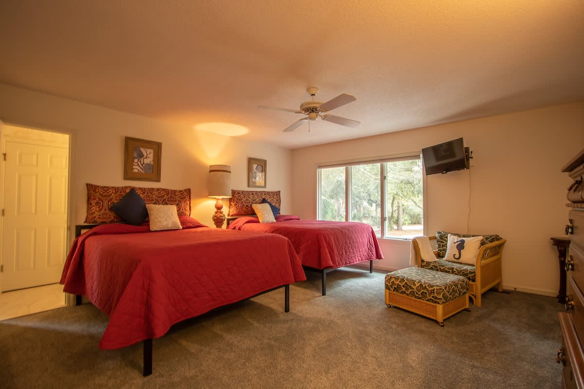 1st Level Guest Bedroom with 2 Queen Beds and Full En Suite Jack and Jill Bathroom