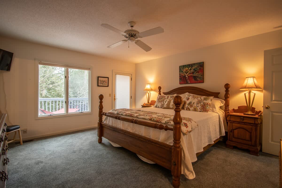 1st Level Primary Bedroom with King Bed and Full En Suite Bathroom