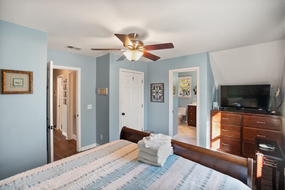 Upstairs Queen-Size Bedroom with New Smart TVs, and En-Suite Bathroom.