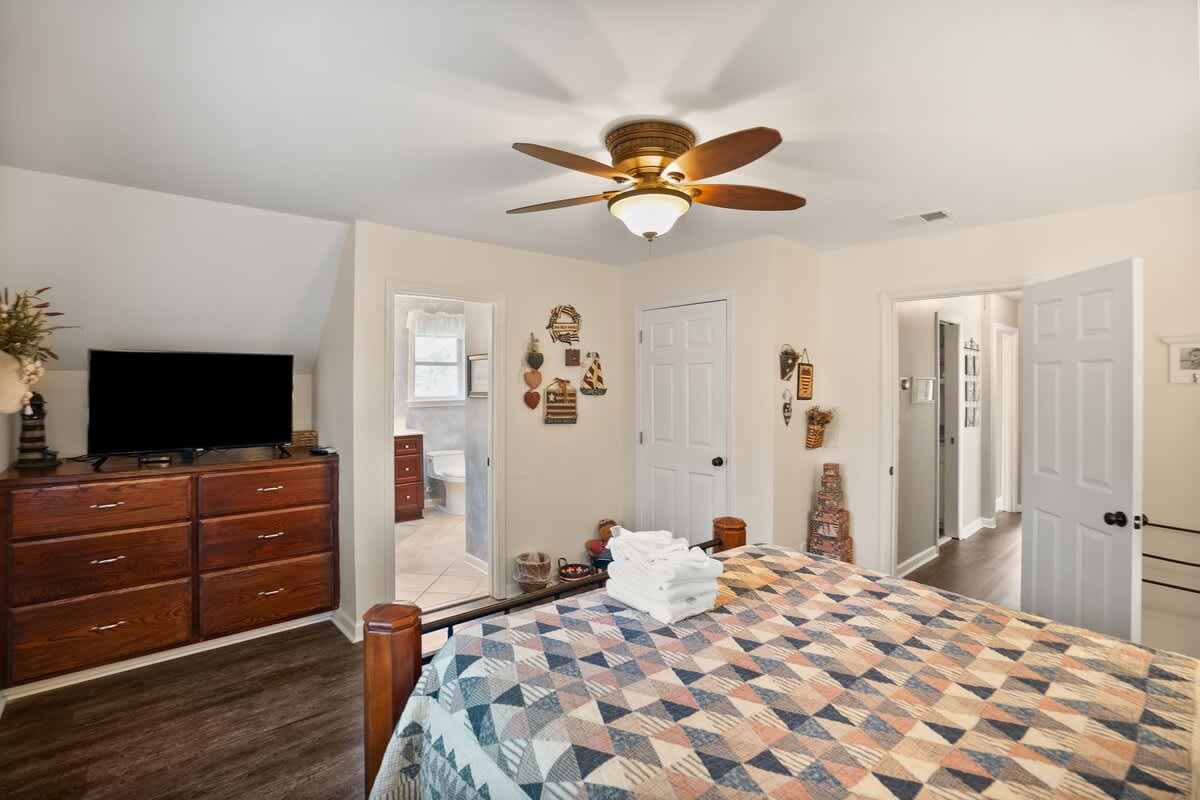 Upstairs Queen-Size Bedroom with New Smart TVs, and En-Suite Bathroom.