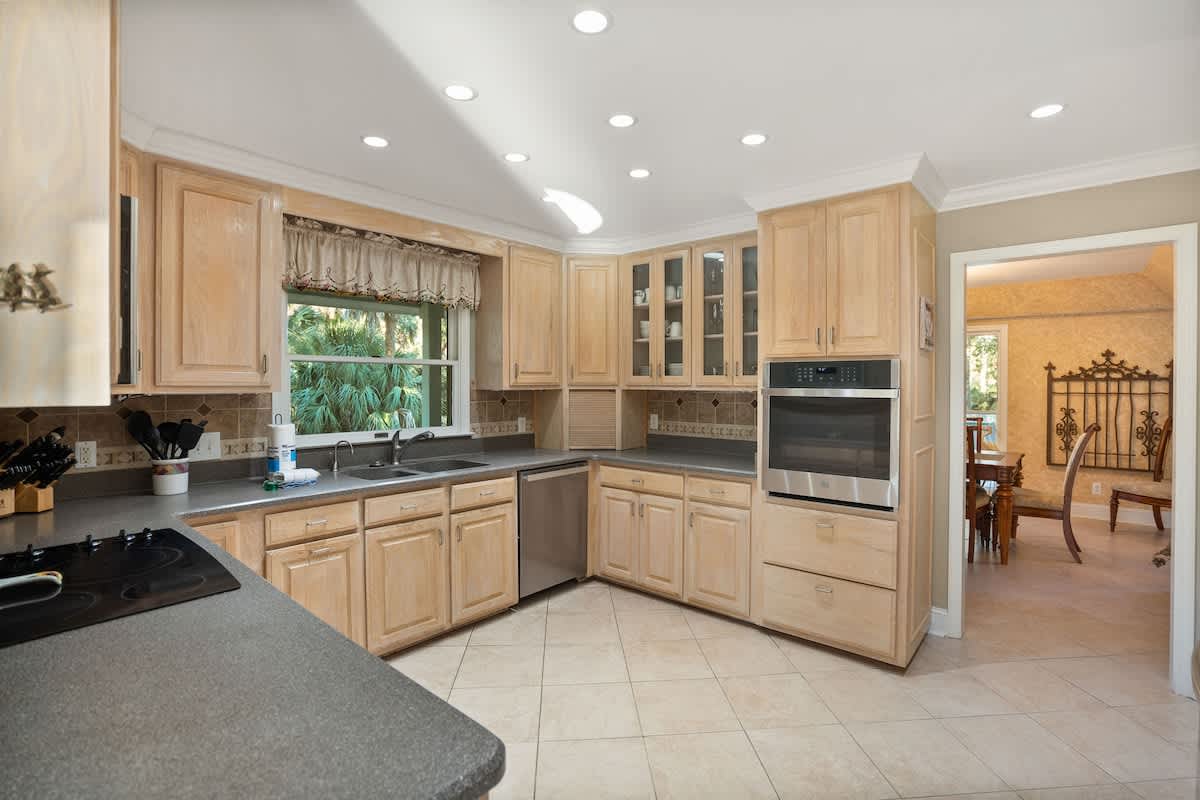  Kitchen Includes Brand-New Stainless Steel Appliances, a Coffee Machine, Kitchen Knives, and Cookware, as well as a Small Dining Table.