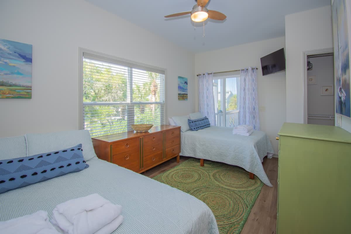 Double bed bedroom with Jack & Jill bathroom