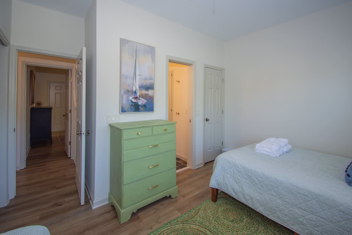 Double bed bedroom with Jack & Jill bathroom