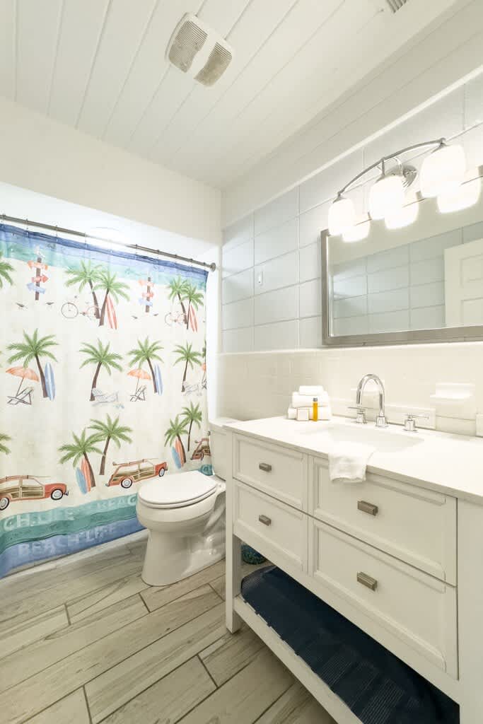 Full Bathroom in the Hallway