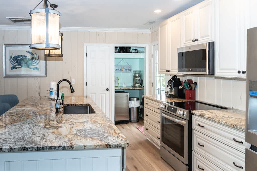 Kitchen/Island Bar with Ice Machine and Blender for Convenience