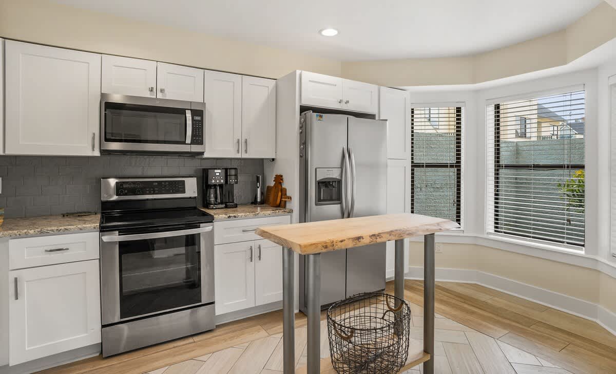 Well equipped kitchen with island and laundry roomen