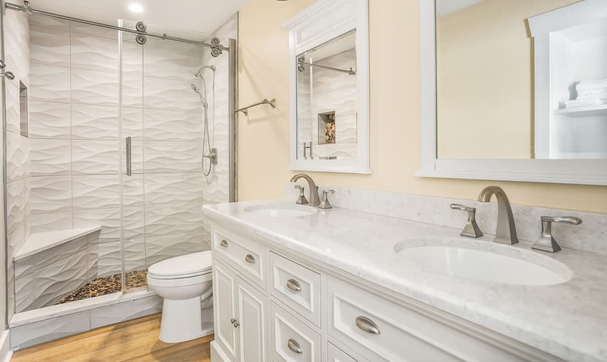 Guest bedroom with en suite bathroom