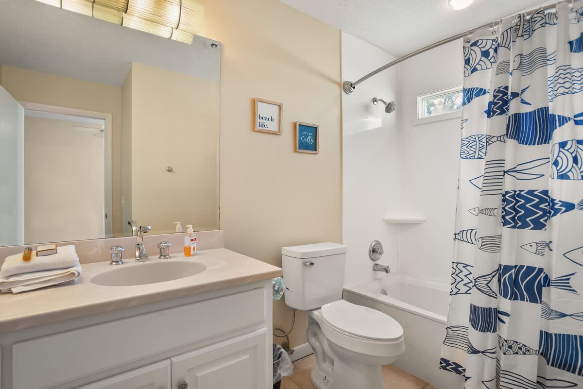 Second floor hallway full bathroom
