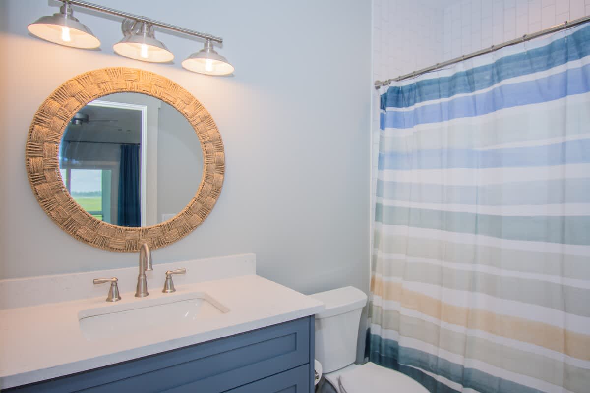 Twin Guest En-Suite with Shower-Tub Combo