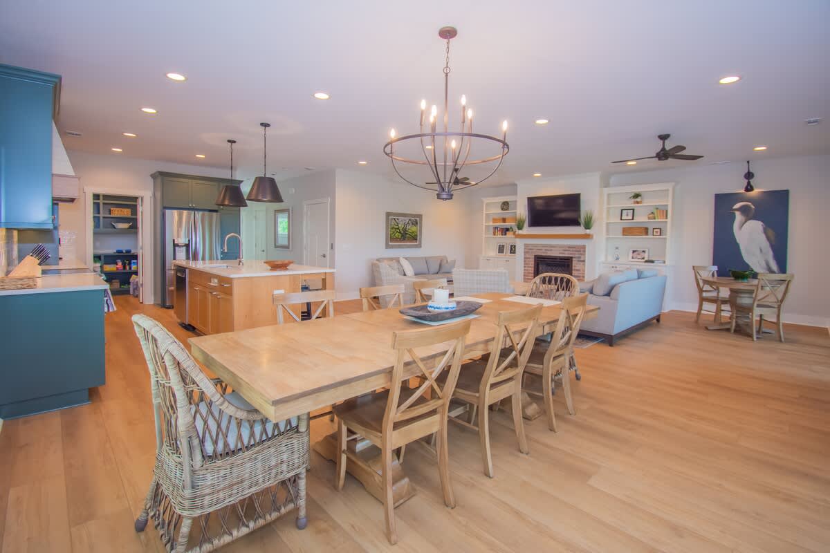 Dining Table with 8 chairs 