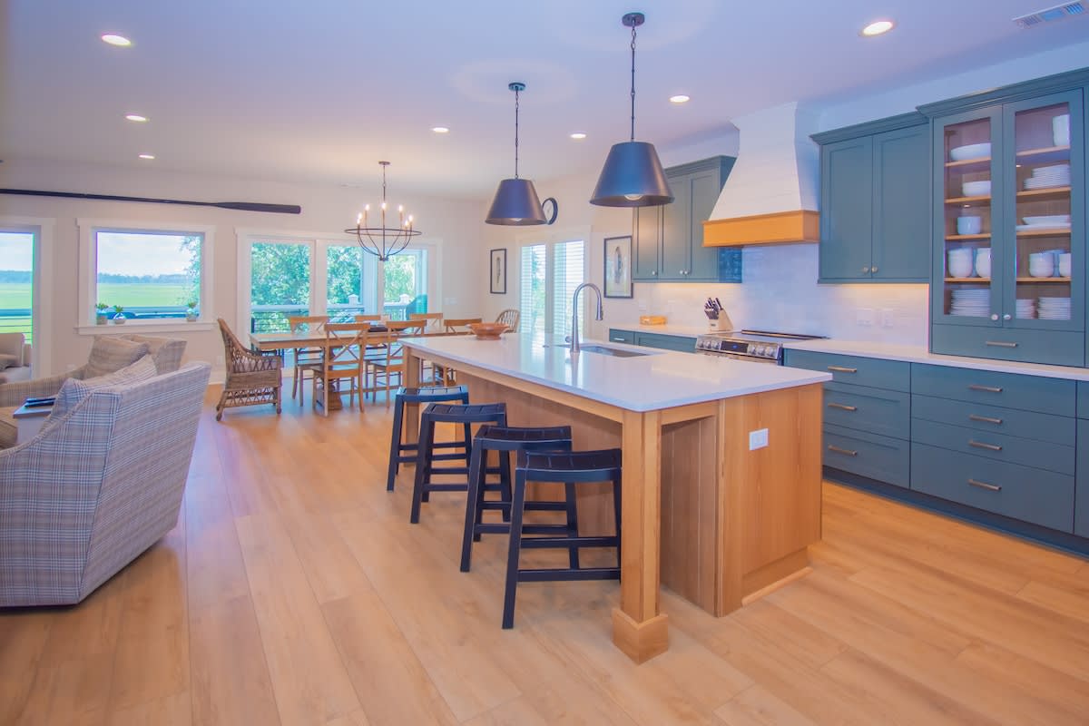 Kitchen island with 4 barstools 