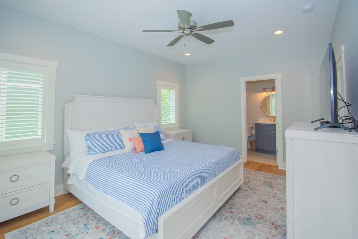 Guest Bedroom on First Floor with En-Suite and Balcony 