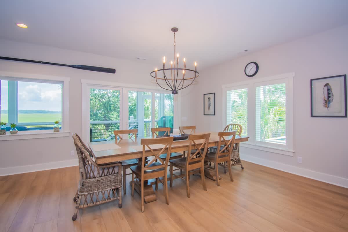 Dining Table with 8 chairs 