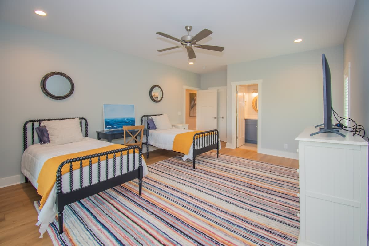 Guest Bedroom with Twin Beds on Second Floor with En-Suite and Balcony 