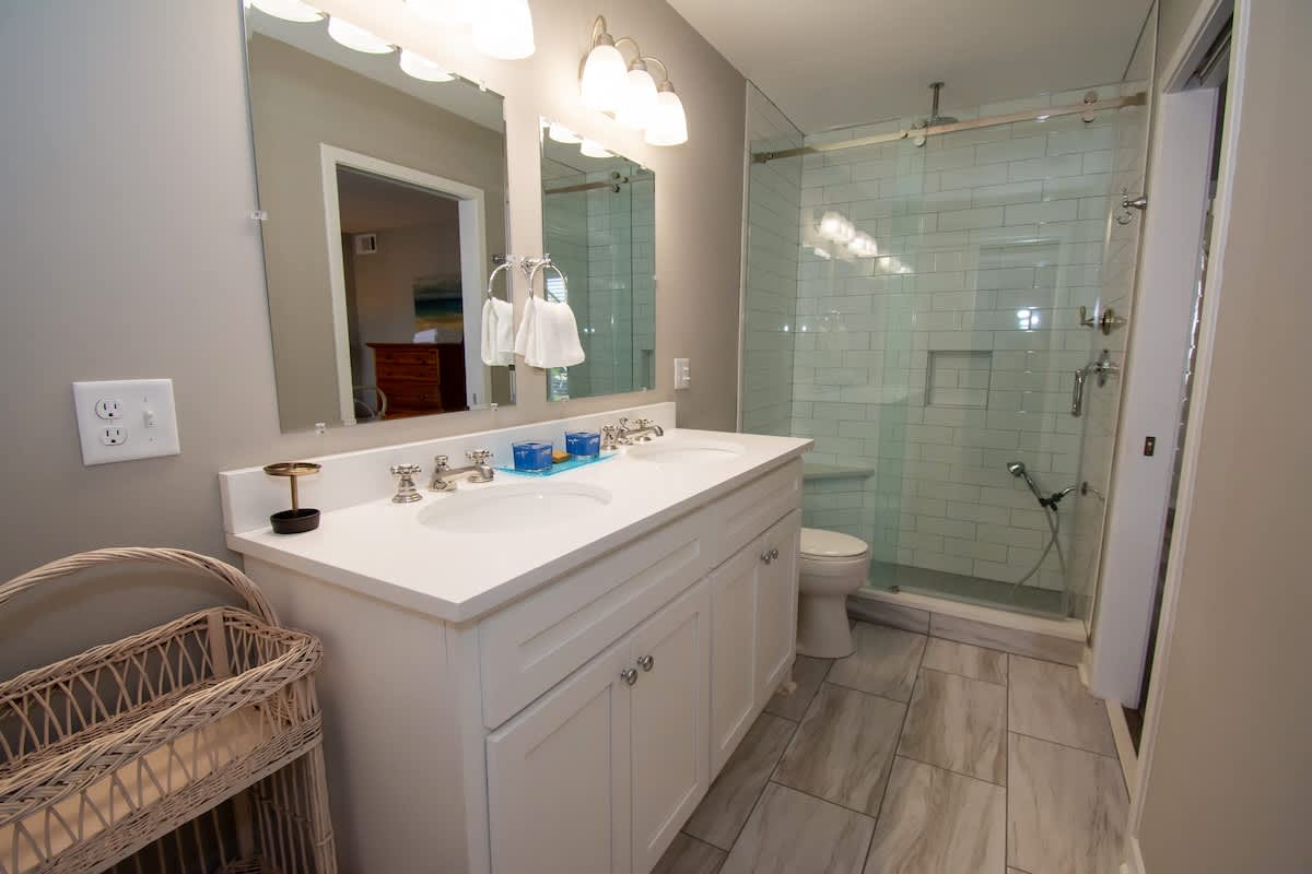 Primary Full En Suite Bathroom 