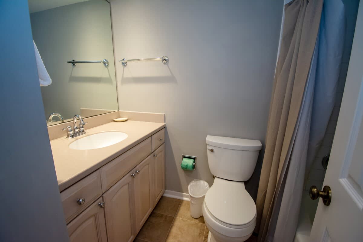 Guest Bedroom Full En Suite Bathroom