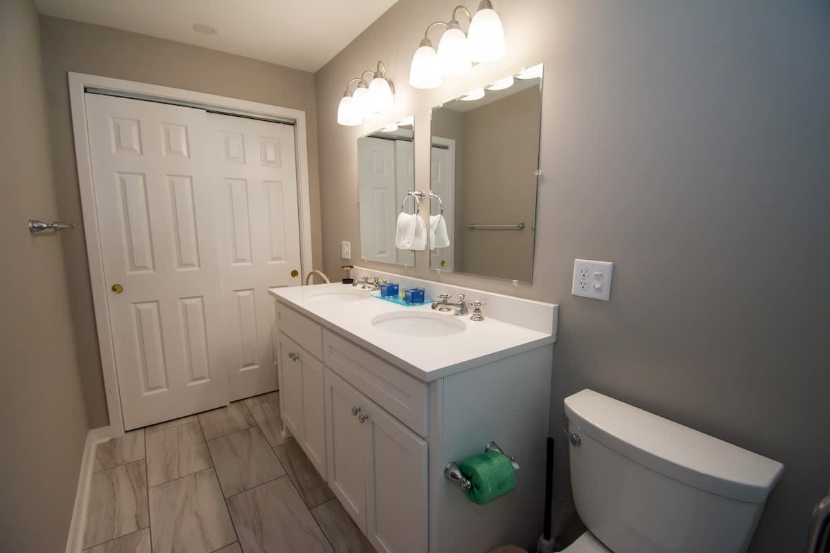 Primary Full En Suite Bathroom 