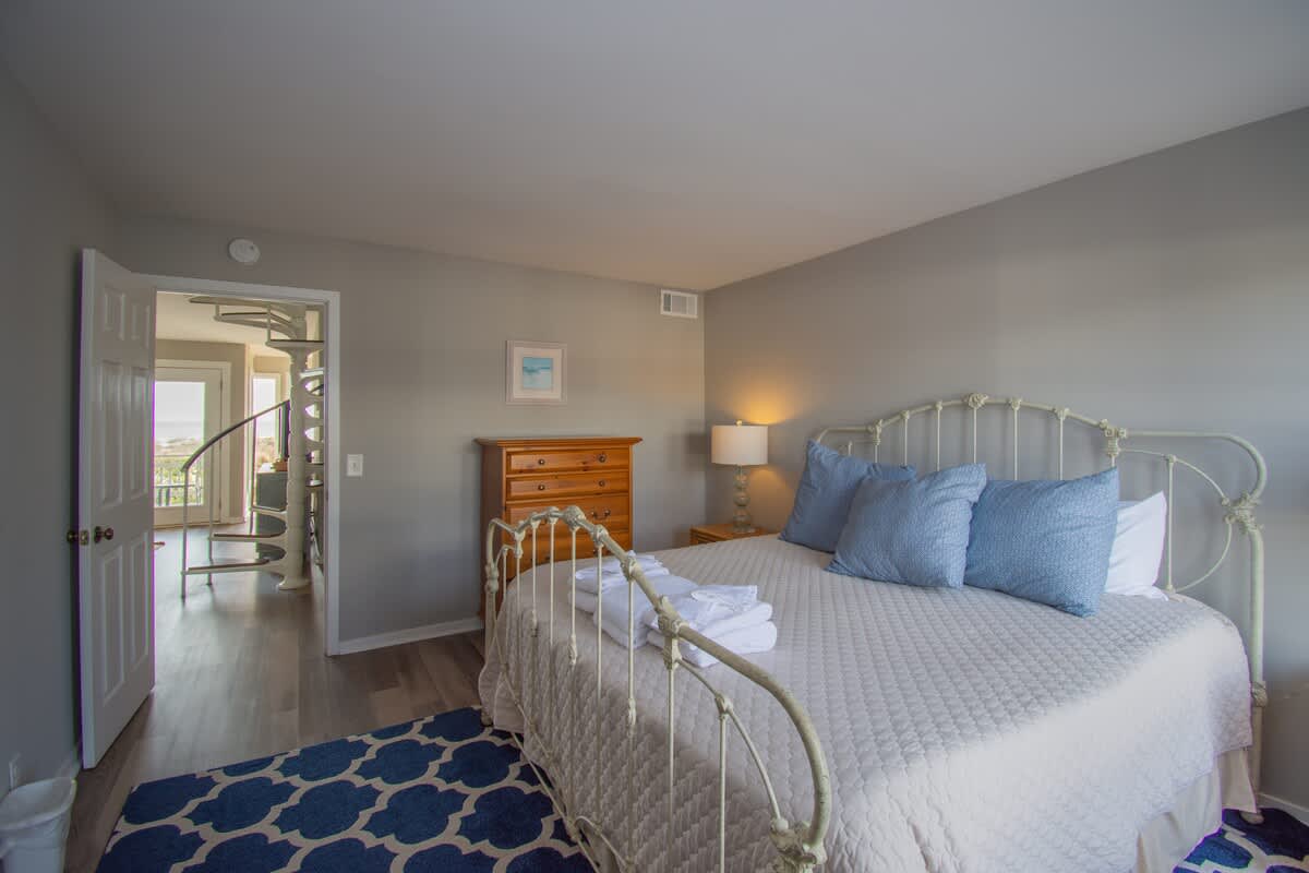 1st Level Primary Bedroom with King Bed and Full En Suite Bathroom