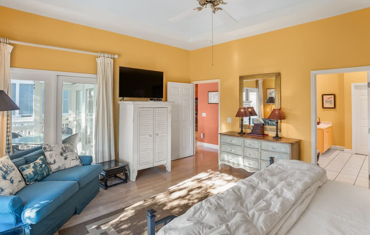 Primary Bedroom with King Bedroom and En-Suite 