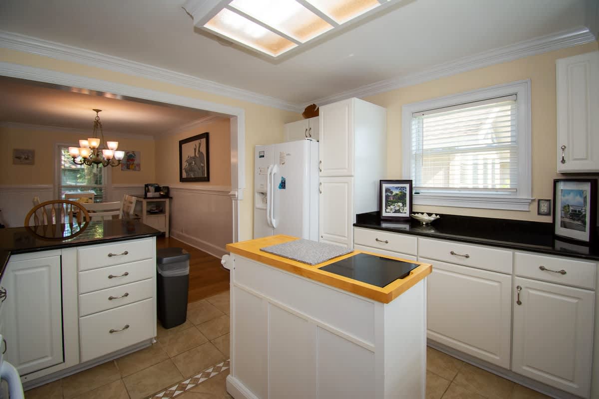 Well-equipped kitchen with island