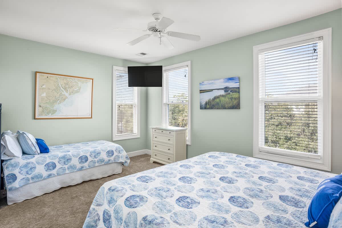 Upstairs Bedroom with King and Twin bed as well as an En-Suite 