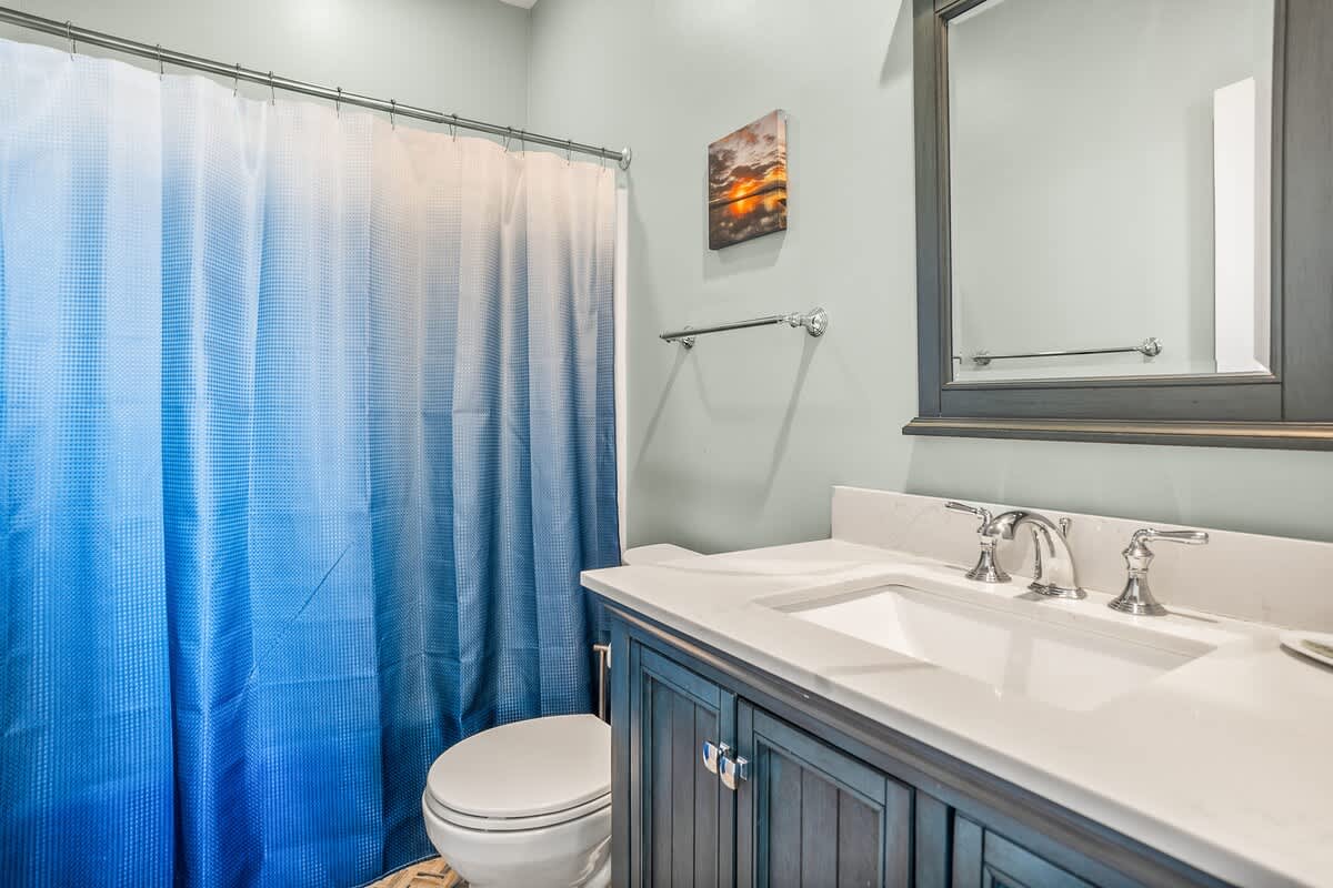 Upstairs En-Suite(Shower/Tub) with King and Twin bed 