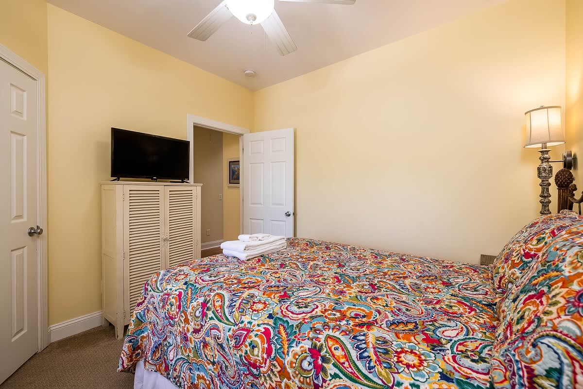 Guest Bedroom with a Queen Bed and En-Suite 