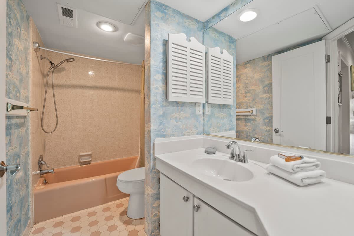 Full Shared Bathroom with Tub/Shower Combo