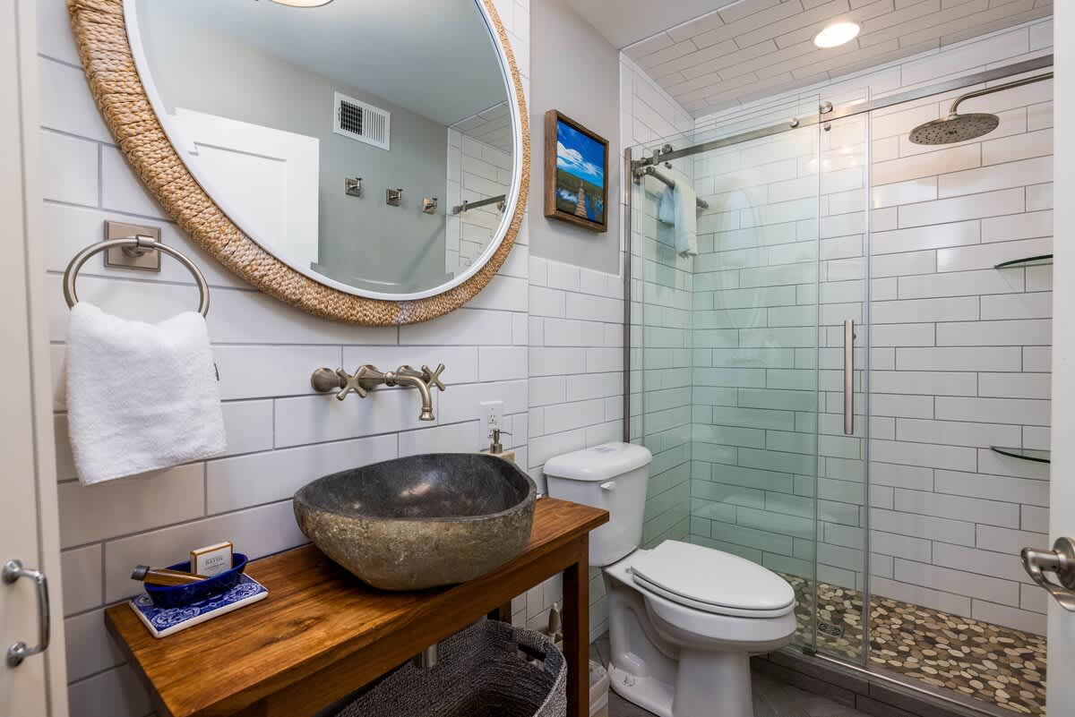 Shared Full Bathroom