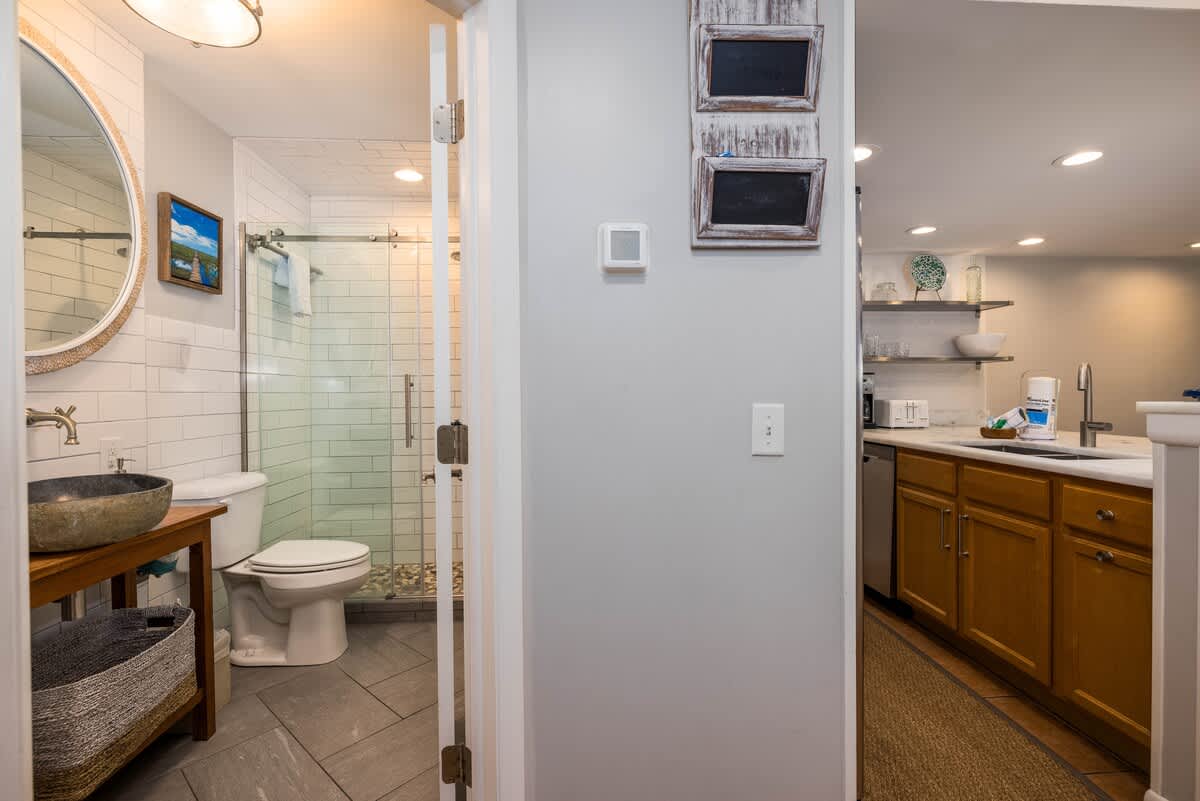Shared Full Bathroom