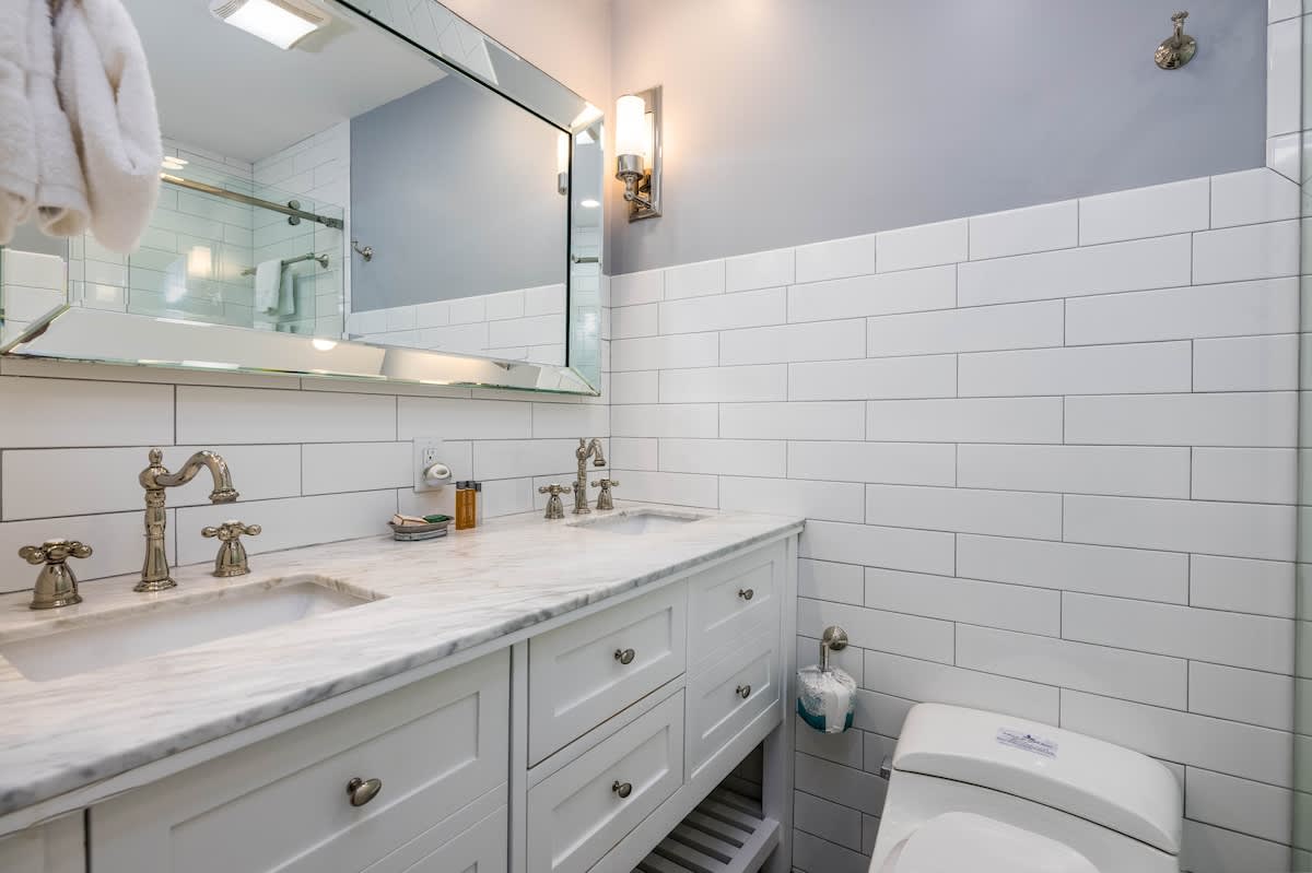 Upstairs Shared Full Bathroom