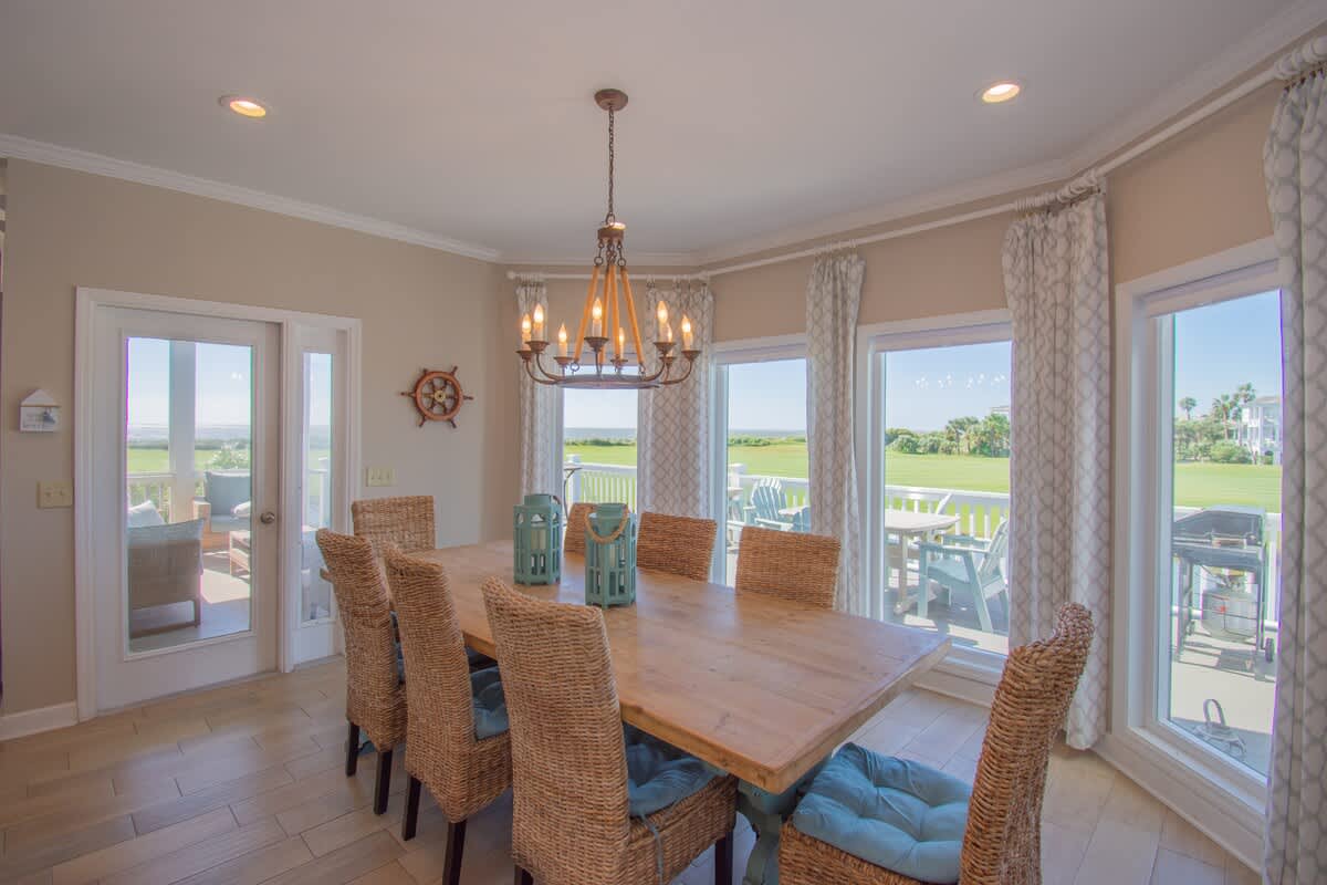 Open concept kitchen and dining area