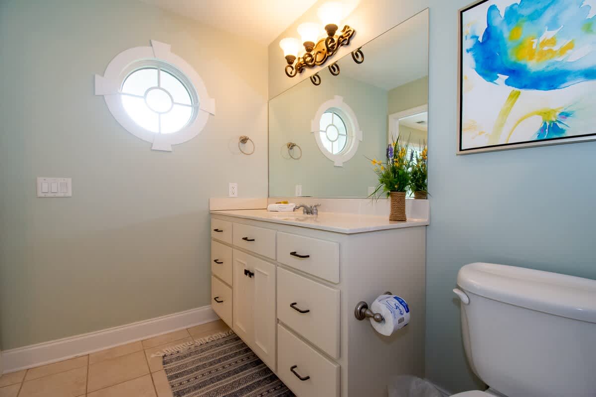 Guest Bedroom 1 Full En Suite Bathroom