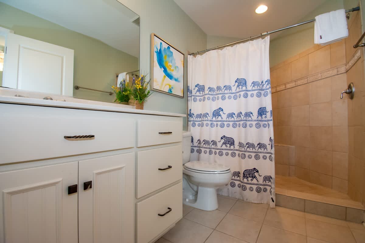 Guest Bedroom 1 Full En Suite Bathroom