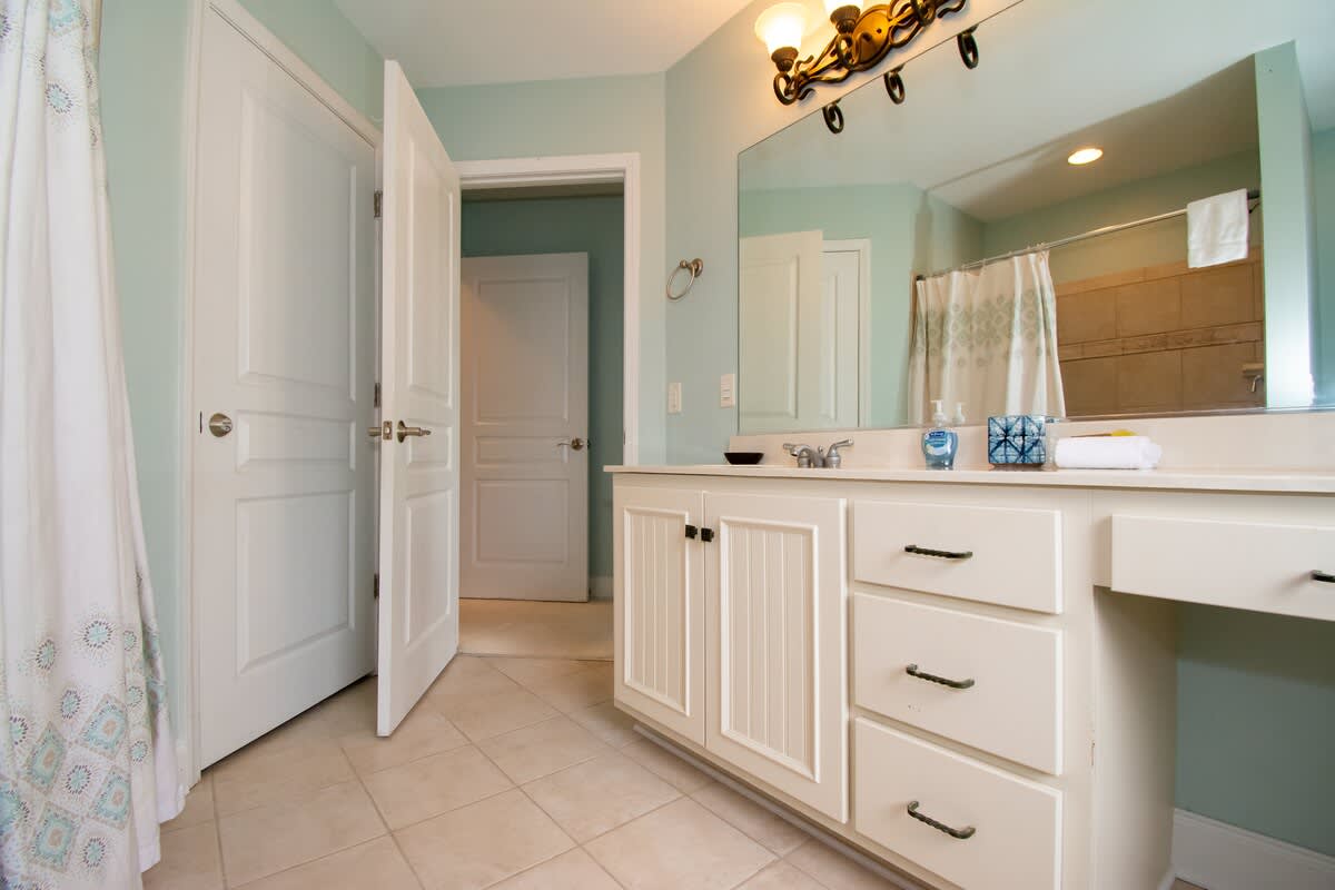 Primary Full Bath, En Suite